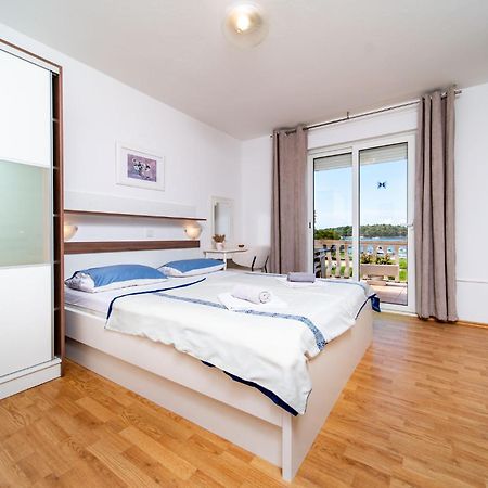 Guesthouse Mira Раб Екстериор снимка