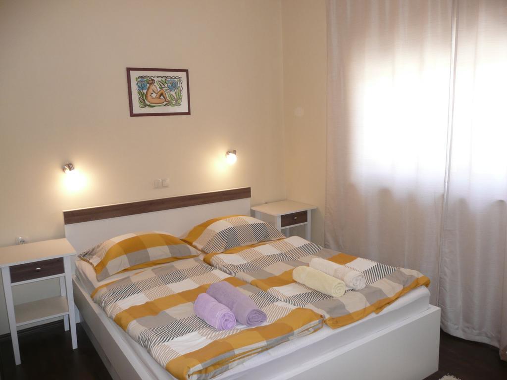 Guesthouse Mira Раб Екстериор снимка