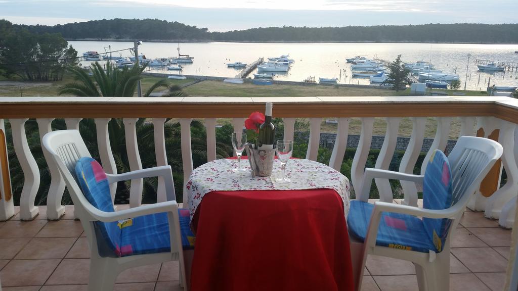 Guesthouse Mira Раб Екстериор снимка