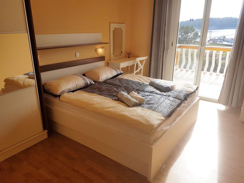 Guesthouse Mira Раб Екстериор снимка