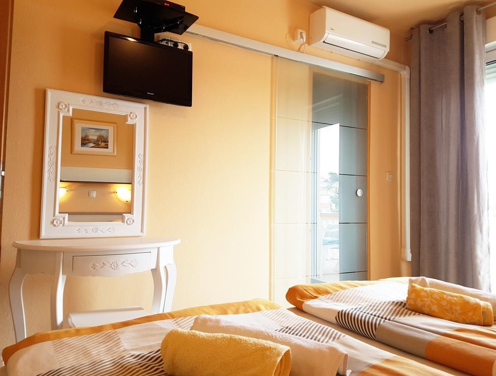 Guesthouse Mira Раб Екстериор снимка