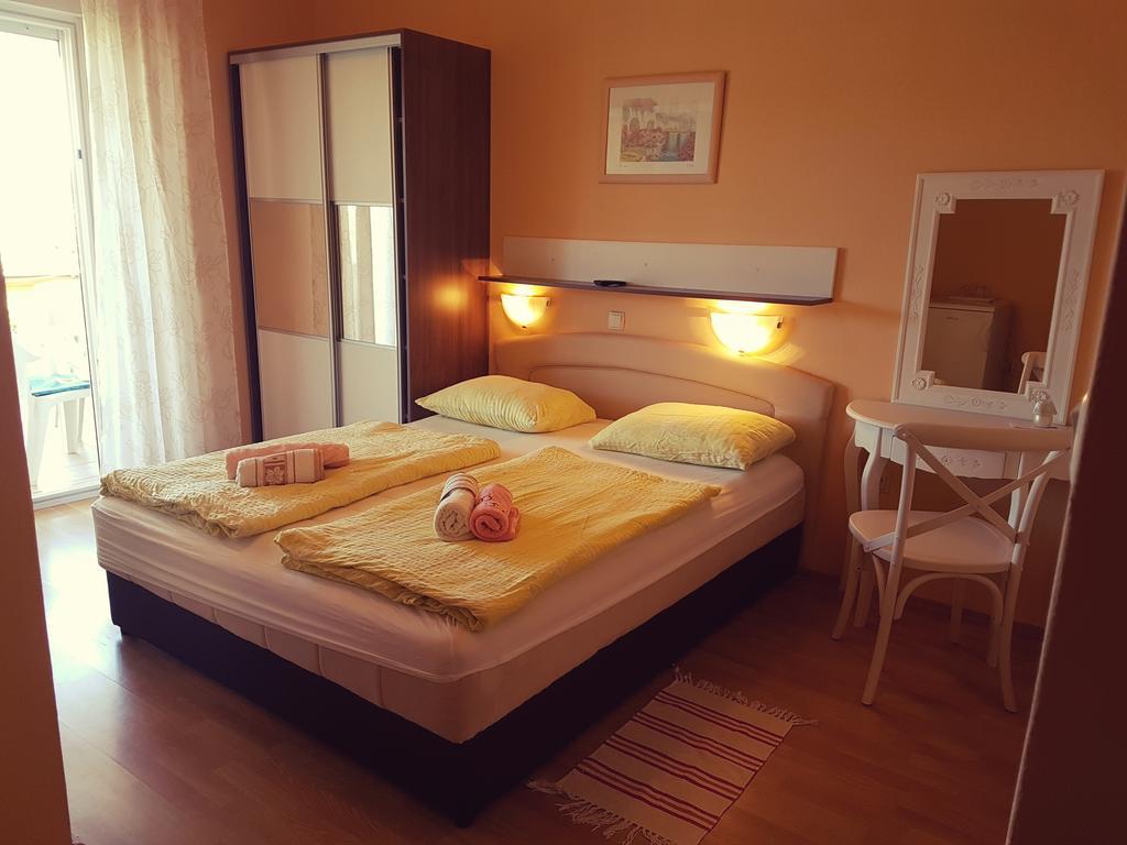 Guesthouse Mira Раб Екстериор снимка